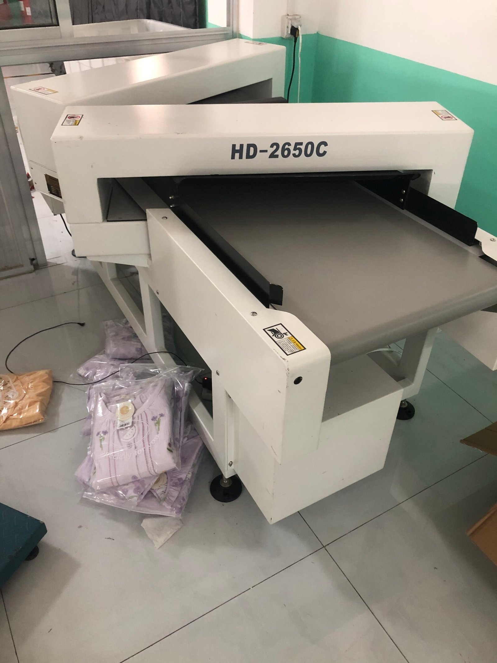 Needle detector for sleepwear quality control